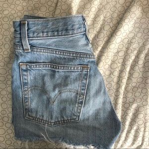 Levi’s cutoff shorts 25”